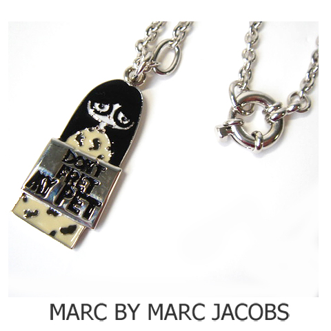 送料無料 Marc By Marc Jacobs マークバイマークジェイコブス アクセサリー ペンダント ネックレス Don T Miss The Marc シルバー ベージュ M5090 新品